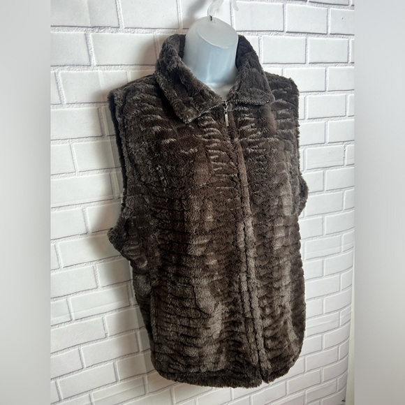 Andrea Faye Women's Brown faux fur vest /size XL - Picture 4 of 11